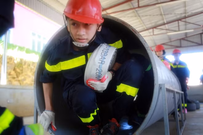 Nhập vai với bài tập chui ống như lính cứu hỏa thực thụ.