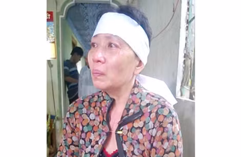 Bà Ngọc đau đớn kể về cái chết của chồng.