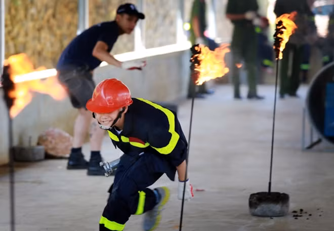 Nhập vai với bài tập chui ống như lính cứu hỏa thực thụ. Ôm vòi cứu hỏa tiếp cận đám cháy một cách nhanh nhất.