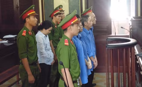 Các bị cáo đang nghe tuyên án.