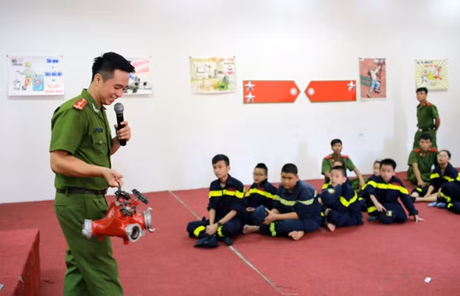 Trước giờ được nhập vai thành lính cứu hỏa, Thượng úy Đỗ Tuấn Anh, Chủ nhiệm Trại hè lính cứu hỏa 2016 giới thiệu cho các em về các thiết bị, kỹ năng để về PCCC và cứu nạn, cứu hộ.
