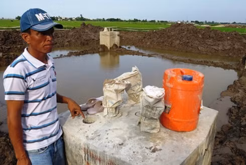 Khu vực móng bê tông được kiểm định không đạt chất lượng. Ảnh: Giang Chinh.