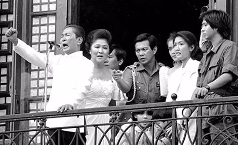 Nhà độc tài Ferdinand Marcos cùng phu nhân và các thành viên trong gia đình đứng ở ban công của Điện Malacanang (ảnh: Rogue).