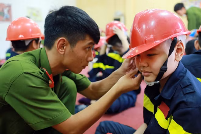 Chỉnh đốn trang phục trước giờ xuất phát.