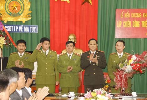 Đồng chí Thiếu tướng Trịnh Xuyên, Giám đốc Công an tỉnh thưởng nóng chúc mừng Ban chuyên án. Đồng chí Thiếu tướng Trịnh Xuyên, Giám đốc Công an tỉnh thưởng nóng chúc mừng Ban chuyên án.