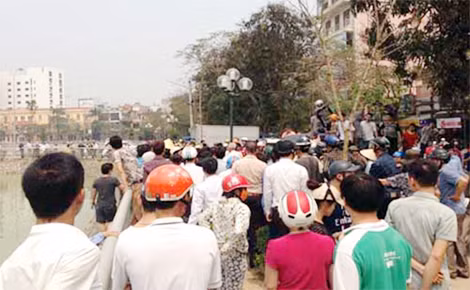 Đông đảo người dân chứng kiến sự việc.
