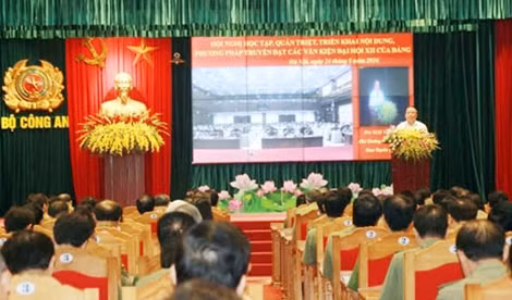 Đồng chí Mai Văn Ninh, Phó trưởng Ban Thường trực, Ban Tuyên giáo TW truyền đạt Nghị quyết tại Hội nghị