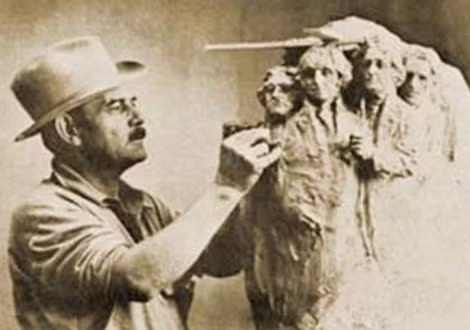 Điêu khắc gia G. Borglum bên khối tượng mẫu thu nhỏ.