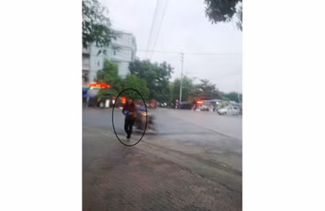 "Đầu nậu" H với chiếc túi nilon đựng công cụ hỗ trợ trên tay.