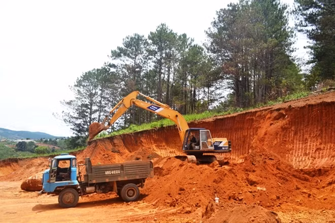 Tương tự, dưới chân đèo Tà Nung, thuộc địa phận xã Tà Nung, TP Đà Lạt, một số quả đồi sát rừng thông cũng bị san ủi tạo mặt bằng để làm nông nghiệp.