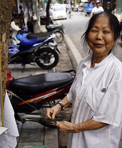 Cách mài dao cạo từ ngày xưa.