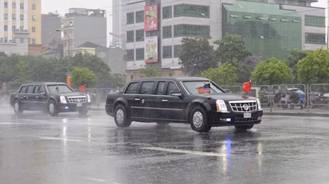 Cadillac One chở Tổng thống Obama qua cầu Mai Dịch và đường Phạm Hùng trong cơn mưa lớn. (Ảnh: Lê Hiếu zing.vn)