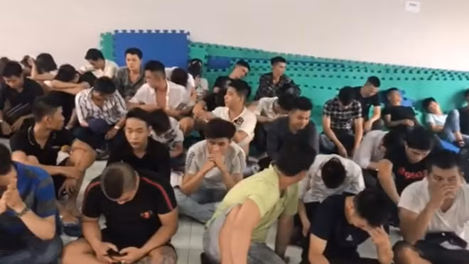 Một số người bị đưa về trụ sở Công an để làm rõ.