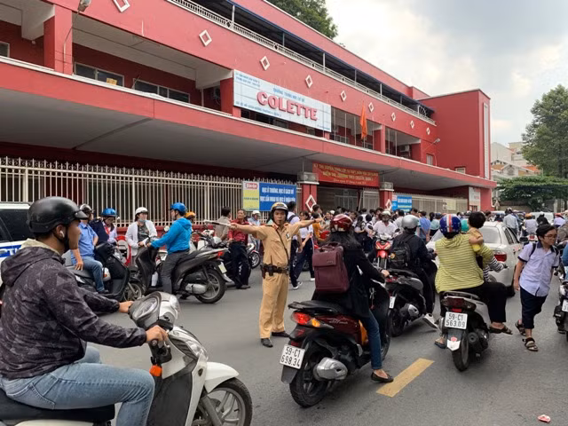 CSGT điều tiết giao thông tại khu vực thi quận 3.