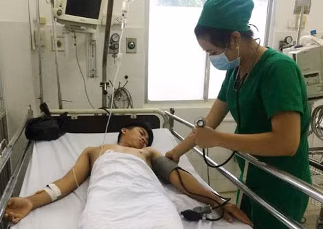 Cháu Khang đang được điều trị tại BV quân y 121.