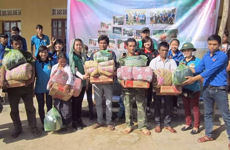 Đại diện Hội “Vì học sinh vùng cao” phối hợp với các đoàn viên thanh niên tặng quà bà con dân tộc thiểu số và học sinh bản Pa Choong.