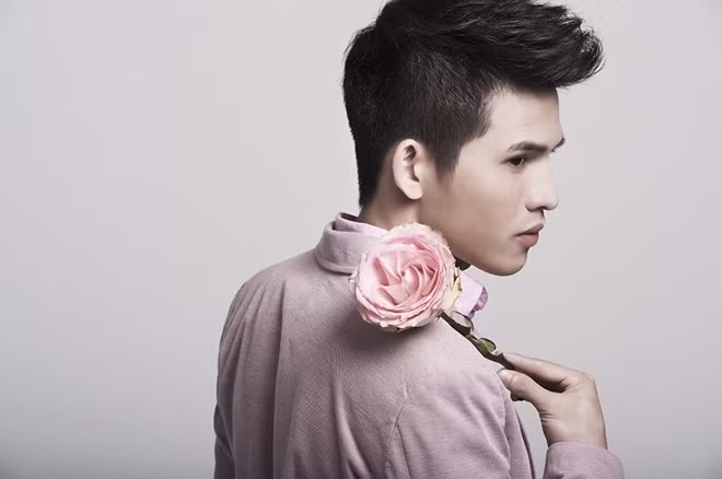 Quốc Thiên là một trong những giọng ca trữ tình sâu lắng được nhiều nhạc sỹ trẻ gửi gắm những ca khúc mới. "Lỡ mai này" là một sự kết hợp thành công giữa anh và nữ nhạc sỹ trẻ mới xuất hiện Tiên Tiên.