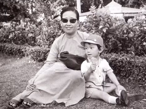 Cô Bảy Anh lúc làm liên lạc cho ông Ba Quốc. Cô Bảy Anh lúc làm liên lạc cho ông Ba Quốc.