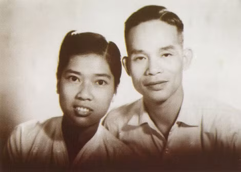 Đồng chí Hoàng Minh Đạo và vợ Bùi Ngọc Hường chụp tại Nam Vang - ảnh do đồng chí Hà Ngọc Tiếu lưu giữ và tặng gia đình.