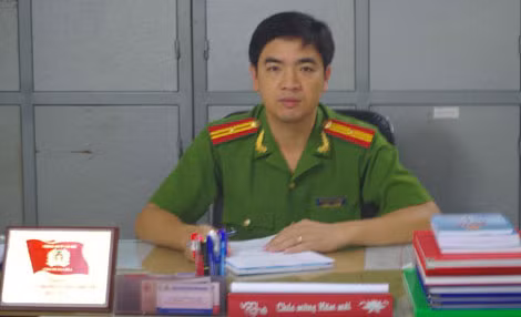 Thiếu tá Nguyễn Hữu Khánh, Trưởng Công an phường Ngô Thì Nhậm.