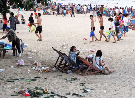 Du khách xả rác tại bãi biển.