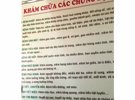 Bảng khám chữa bệnh trong phòng khám.