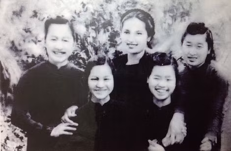 Chị Lê Thị Nguyệt cùng tổ cứu thương tại Cự Đà năm 1946 (hàng đầu bên trái).
