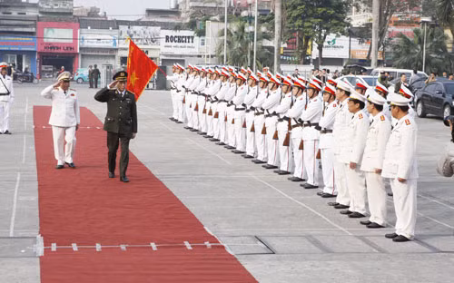 Bộ trưởng Trần Đại Quang duyệt đội danh dự.