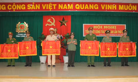 Thiếu tướng Phan Chí Thanh - Giám đốc Công an tỉnh Long An trao cờ thi đua của Bộ Công an cho Công an các đơn vị, địa phương.