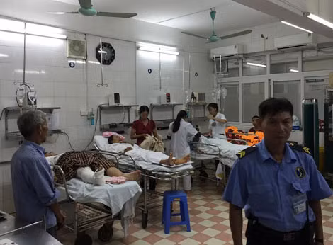 Các nạn nhân trong phòng cấp cứu tại BV Việt Đức.