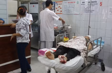 Nạn nhân vụ sập nhà cổ tại phố Trần Hưng Đạo được đưa đến cấp cứu tại BV Bạch Mai.