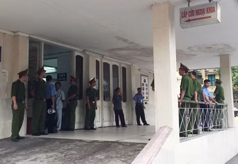 Lực lượng Công an Hà Nội được tăng cường bảo đảm an ninh cho công tác cấp cứu các nạn nhân.