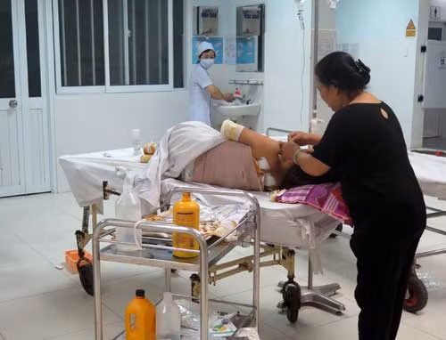 Chị Nhài, vợ anh Nhật cũng bị bỏng nặng. Chị Nhài, vợ anh Nhật cũng bị bỏng nặng.