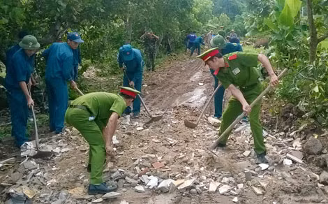 Cán bộ chiến sĩ Công an, Quân đội giúp dân làm đường giao thông.