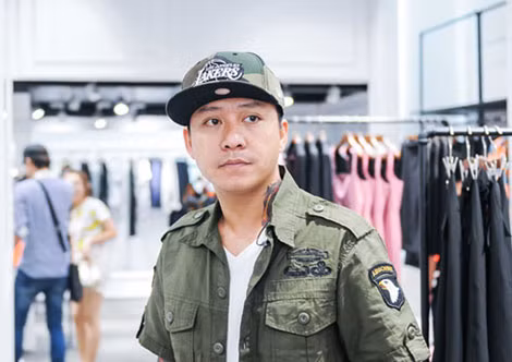 Ca sĩ Tuấn Hưng giữa tin đồn cá độ bóng đá nợ nần chồng chất.