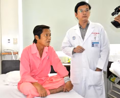 Bệnh nhân N.V.V.( 45 tuổi, ngụ tại Long An) đang được chăm sóc tại Khoa Tiết niệu BVCR sau khi được ghép thận từ người cho “chết tim”. Trước đó, anh N.V.V. đã phải chạy thận 11 năm. Bệnh nhân N.V.V.( 45 tuổi, ngụ tại Long An) đang được chăm sóc tại Khoa Tiết niệu BVCR sau khi được ghép thận từ người cho “chết tim”. Trước đó, anh N.V.V. đã phải chạy thận 11 năm.