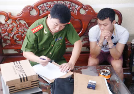 Lực lượng chức năng lập biên bản phạm pháp quả tang đối với Nguyễn Văn Đô.