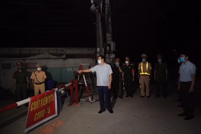 Chủ tịch UBND, Trưởng BCĐ phòng, chống dịch Covid-19 huyện Yên Lạc Nguyễn Xuân Thông chỉ đạo lập chốt chặn tạm thời tại thôn Báo Văn 1, xã Đồng Văn ngay trong đêm 3/5.