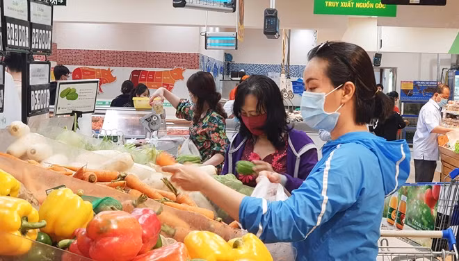 Nhiều siêu thị triển khai dịch vụ bán hàng online, đi chợ hộ và vận chuyển tận nơi.
