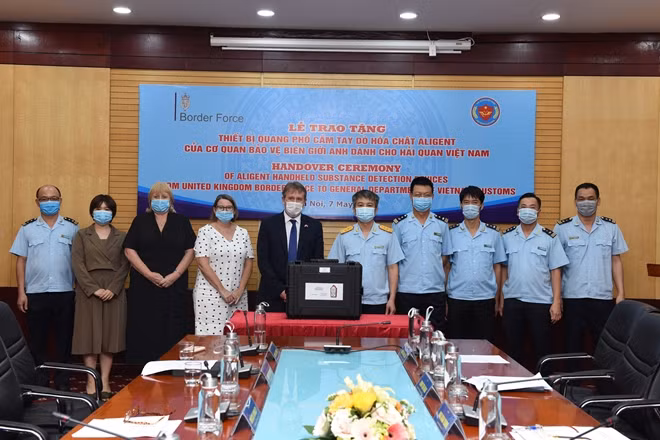 Các thiết bị máy quang phổ phát hiện hóa chất được trao tặng ngày 7/5 sẽ được Hải quan Việt Nam sử dụng nhằm kiểm soát hàng hóa tại các địa bàn hoạt động hải quan qua đường hàng không và cảng biển.