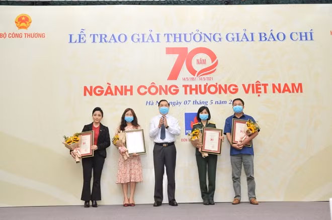 Các tác giả đạt giải A.