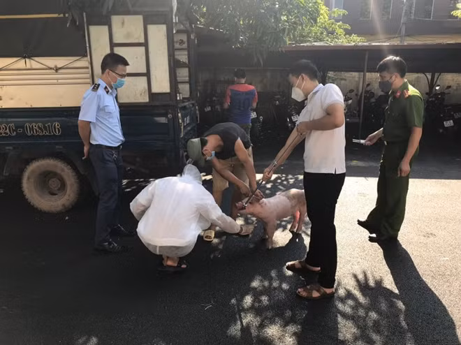 Lực lượng chức năng lấy mẫu xét nghiệm.