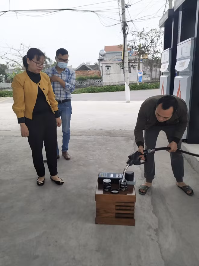 Đoàn kiểm tra lấy mẫu xăng