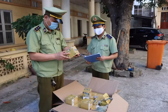Kiểm đếm thực tế, có 153 hộp thuốc lá vị hoa quả (mỗi hộp có 10 điếu) với tổng 1.530 điếu.