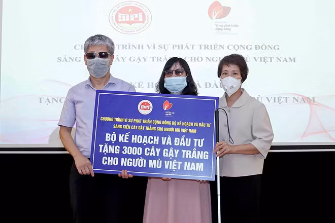 Thứ trưởng Bộ KH&ĐT Nguyễn Thị Bích Ngọc trao 3.000 cây gậy trắng cho người mù Việt Nam