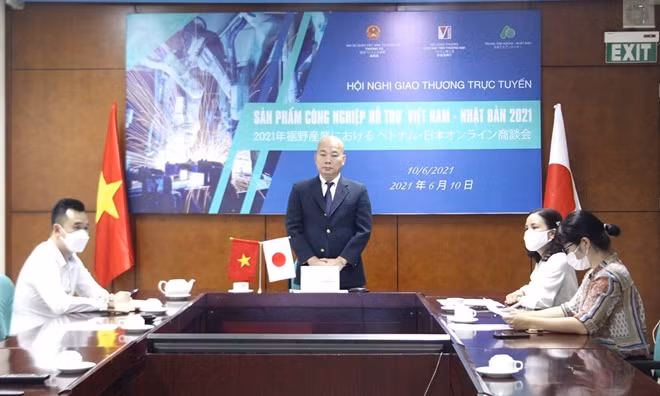 Ông Vũ Bá Phú, Cục trưởng Cục Xúc tiến thương mại chủ trì hội nghị đầu cầu Hà Nội