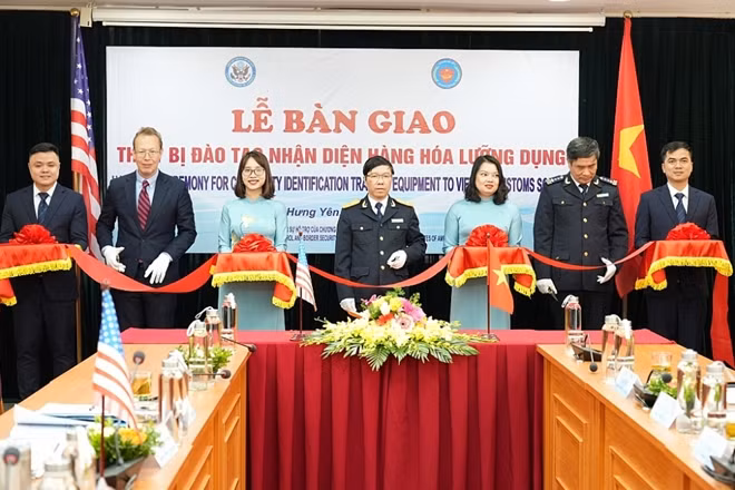 Ông Christopher Klein - Phó Đại sứ, Đại sứ quán Hoa Kỳ tại Hà Nội và Phó Tổng cục trưởng Tổng cục Hải quan Lưu Mạnh Tưởng cắt băng bàn giao thiết bị.