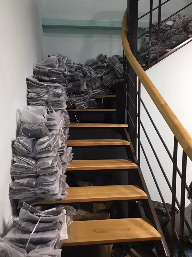 Hàng hoá chất đầy nhà và dọc cầu thang
