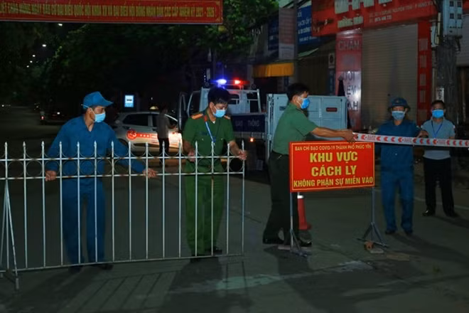 0h ngày 13/5, lực lượng chức năng có mặt tại phường Hùng Vương để lập chốt kiểm soát dịch bệnh. Ảnh: Trà Hương