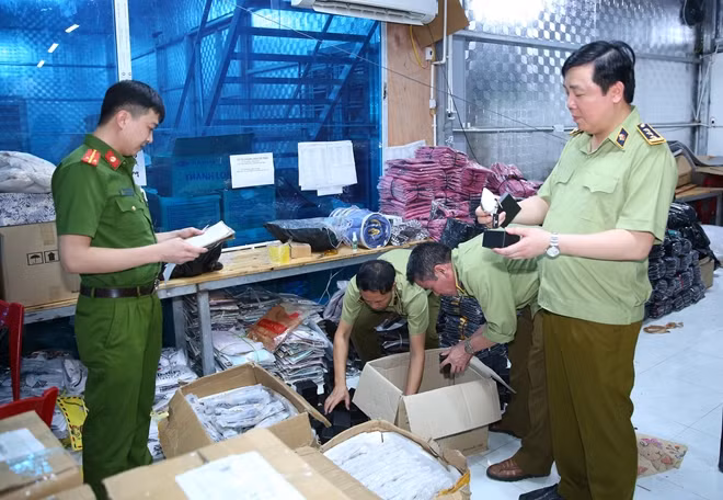 Lực lượng chức năng tiến hành kiểm tra kho hàng lậu.